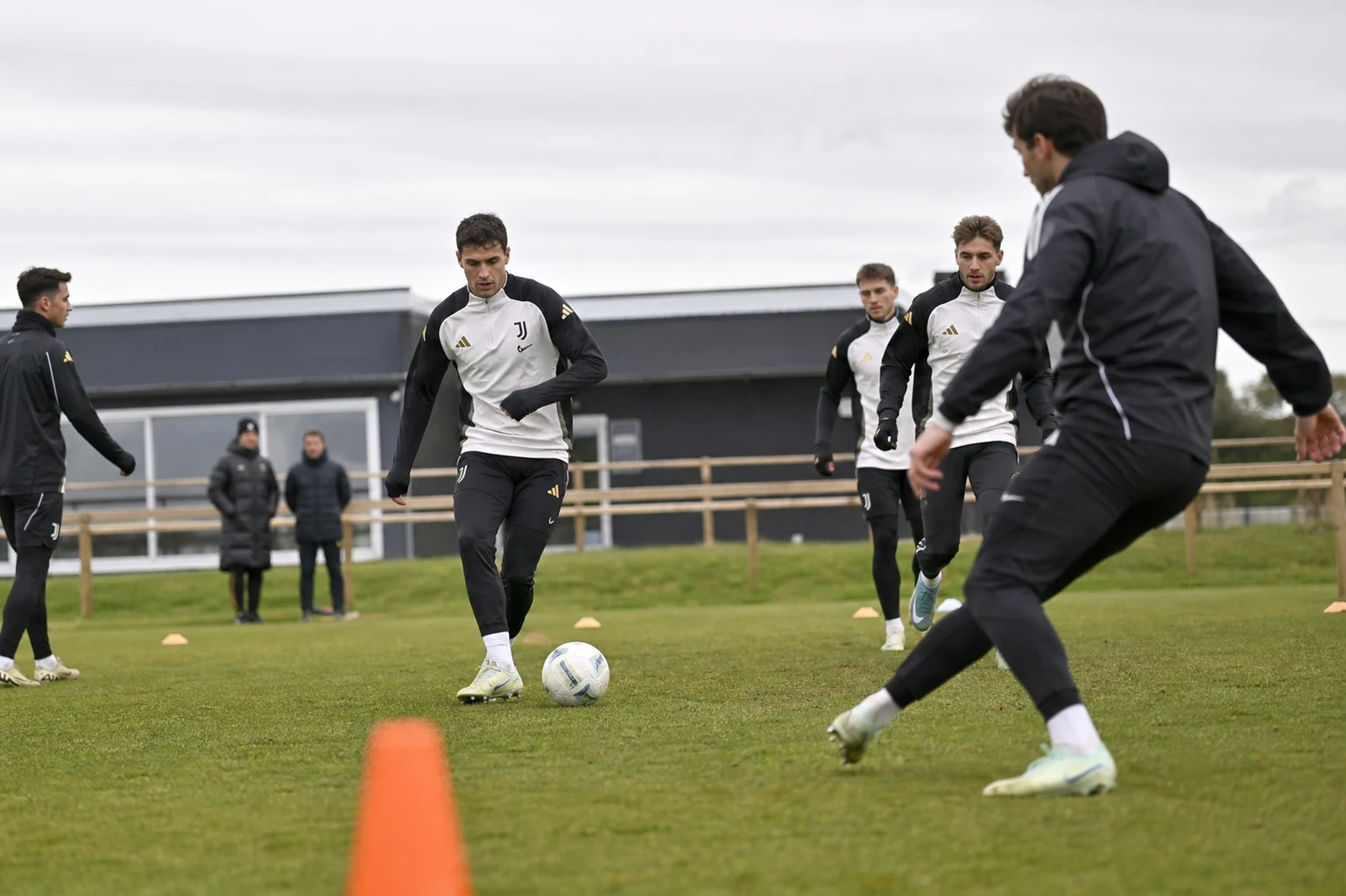 Juventus lånar ut Lois Openda till Lyon