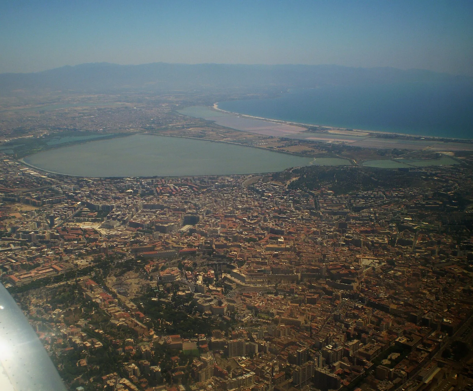 Flygbild över Cagliari med Molentargius, Poetto och Quartu Sant Elena.